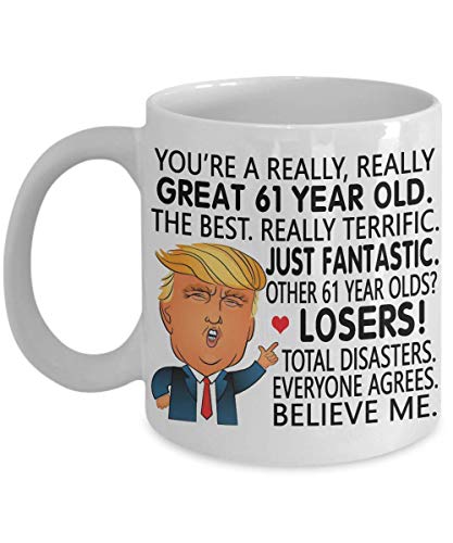 N\A Taza de café de Regalo de cumpleaños número 61 de Donald Trump - Eres un Gran Regalo de 61 años para Hombres, Mujeres, él, Ella 1958, 1959 Taza de té Navidad x 11oz