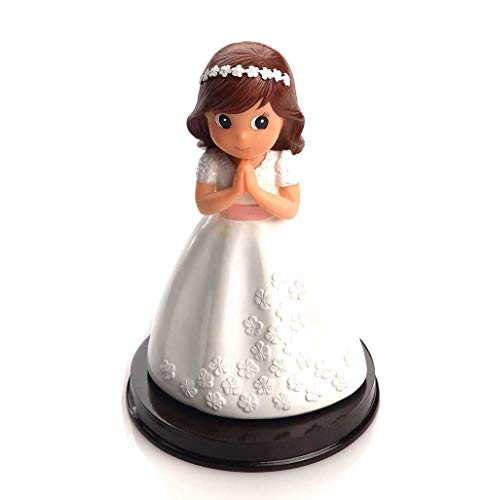 Figura tarta niña Comunión con vestido blanco con flores en relieve en blanco. Recuerdo pastel Primera Comunión chica.