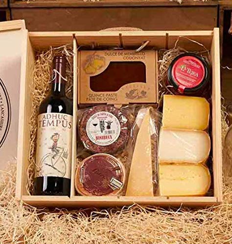 Lotes de queso - LOTE 340-9. Vino Tinto, Queso Torta Barros, Queso Cabra, Queso Parmesano, Membrillo, Mermelada Tomate, 3 Quesos de Menorca