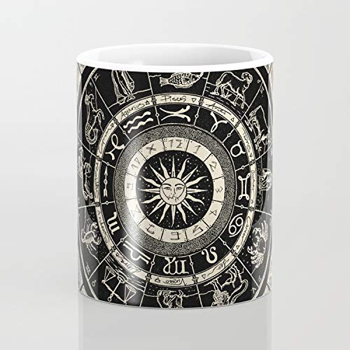 Taza de café The Major Arcana & The Wheel of the Zodiac de 325 ml con diseño de texto en inglés "The Major Arcana & The Wheel of the Zodiac"