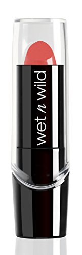 Wet n Wild - Silk Finish Lipstick - Barra de Labios con Color Intenso, Cremoso y Suave - con Aloe Vera, Aceite de Macadamia y Vitaminas A y E - What's Up Doc? - 1 Unidad