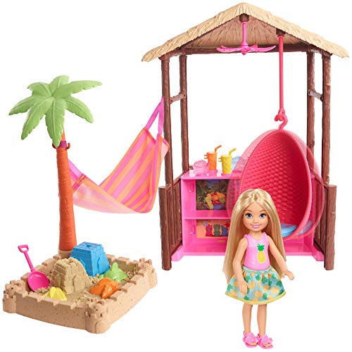 Barbie Chelsea y su cabaña de playa, muñeca con accesorios (Mattel FWV24)