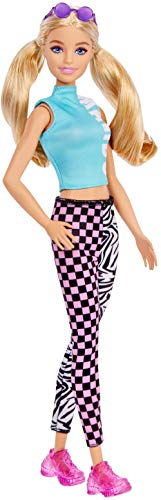 Barbie Fashionista Muñeca rubia con top Malibu, leggings con dos estampados y accesorios de moda (Mattel GRB50)
