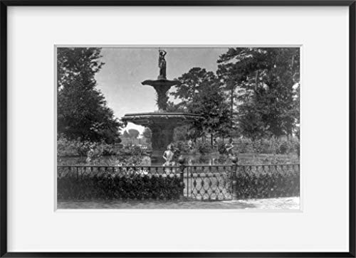 Foto infinita de 1866 Foto: fuente esculpida ornamentada en Forsyth Park, con dos soldados confederados en el fondo | Savannah, Ga