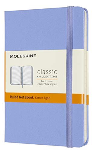 Moleskine - Cuaderno Clásico con Hojas de Rayas, Tapa Dura y Cierre con Goma Elástica, Tamaño de Bolsillo 9 x 14 cm, Color Azul Hortensia, 192 páginas Moleskine - Cuaderno Clásico con Hojas de Rayas, Tapa Dura y Cierre con Goma Elástica, Tamaño de Bolsillo 9 x 14 cm, Color Azul Hortensia, 192 páginas