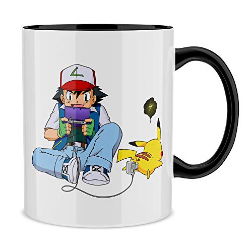 OKIWOKI Taza con asa Negra e Interior Negro Parodia de Pokémon - Pikachu y Ash Ketchum (Taza de Primera Calidad - Impresa en Francia - Réf : 617)