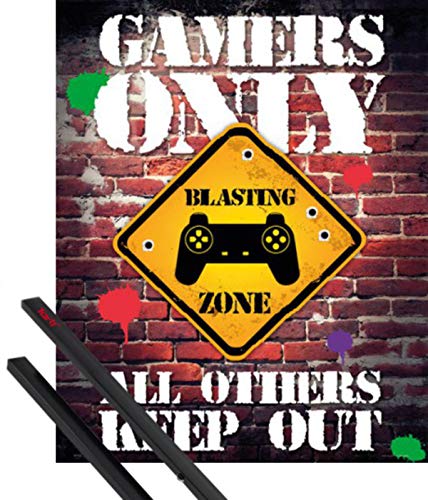 1art1 Gaming Póster Mini (50x40 cm) Gamers Only, All Others Keep out Y 1 Lote De 2 Varillas Negras
