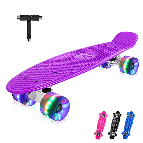 BELEEV Skateboard 55cm/22inch para Principiantes Adultos y Niños, Mini Cruiser Skateboard con All-in-One Skate T-Tool, Skateboard con 4 LED PU Ruedas(Purple)