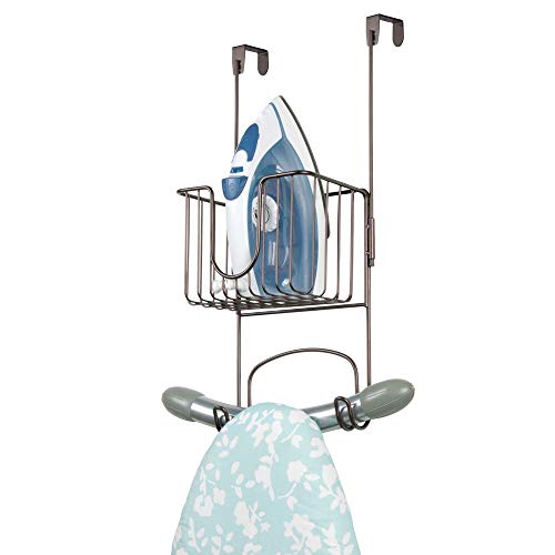 mDesign Soporte sin taladro para tabla de planchar – Útil colgador de puerta para planchador con cesta para plancha de ropa y detergentes – Práctico soporte para plancha en acero inoxidable – bronce mDesign Soporte sin taladro para tabla de planchar – Útil colgador de puerta para planchador con cesta para plancha de ropa y detergentes – Práctico soporte para plancha en acero inoxidable – bronce
