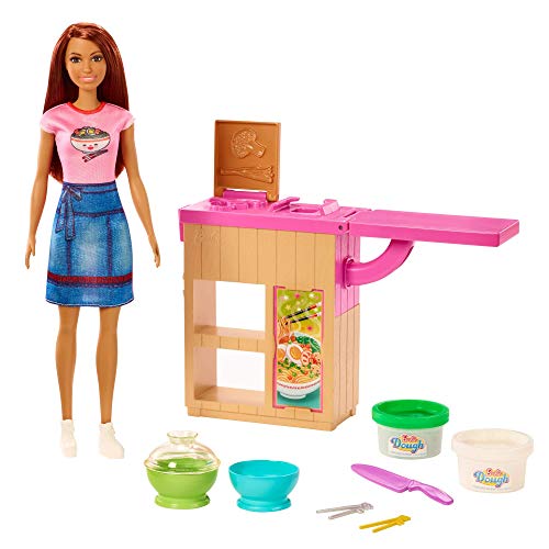 Barbie cocinera de fideos, set con muñeca morena y accesorios de cocina (GHK44)