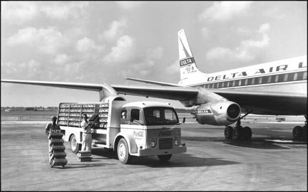 Coca Cola entrega camión de fotos a Delta Airlines c1960