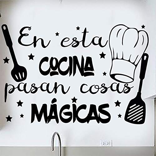 Docliick® Frase Vinilo para cocina o restaurante"EN ESTA COCINA PASAN COSAS MÁGICAS" Vinilos decorativos vinilo frases motivadoras para paredPegatina de pared. Docliick DC-18018 (60x42cm)