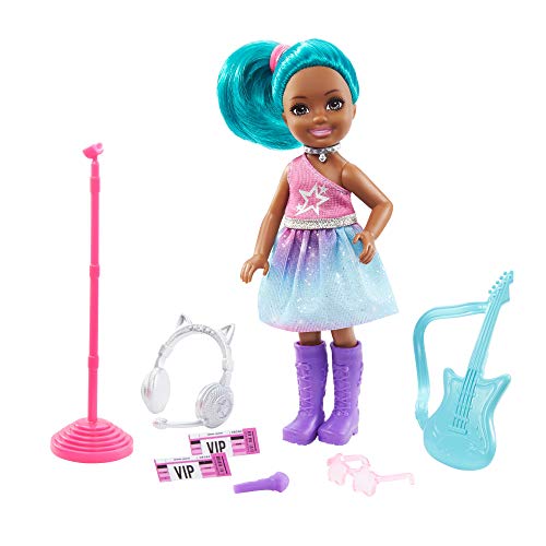Barbie Chelsea Pop Star Muñeca afroamericana con accesorios de concierto de juguete, para niñas y niños +3 años (Mattel GTN89)