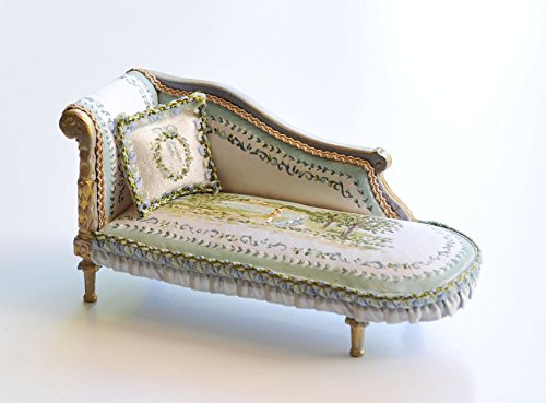 Mueble miniatura Chaise Longe tapizada en seda y pintada a mano. Escala 1.12
