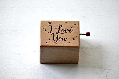 Caja de música de madera grabada con I love you. Melodía: La vie en rose.