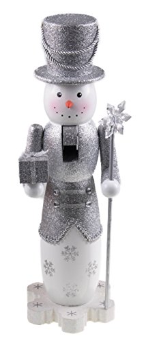 Clever Creations - Cascanueces Tradicional de Navidad Coleccionable - Muñeco de Nieve Alto con Traje Plateado resplandeciente y Sombrero - con Regalo y cetro con Copo de Nieve - 35,6 cm Clever Creations - Cascanueces Tradicional de Navidad Coleccionable - Muñeco de Nieve Alto con Traje Plateado resplandeciente y Sombrero - con Regalo y cetro con Copo de Nieve - 35,6 cm
