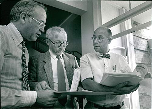 Head of chemistry Dr. Tony Lewis of the Hewett School - Vintage Press Photo