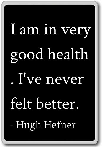 Imán para nevera con cita de Hugh Hefner con texto en inglés"I am in very good health", negro