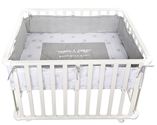 Parque de madera maciza lacada en blanco Roba, diseño 'Rock Star Baby', parque infantil de 75x100 cm, segura superficie de juegos con suelo y protector lateral acolchado, ruedas incluidas. Parque de madera maciza lacada en blanco Roba, diseño 'Rock Star Baby', parque infantil de 75x100 cm, segura superficie de juegos con suelo y protector lateral acolchado, ruedas incluidas.