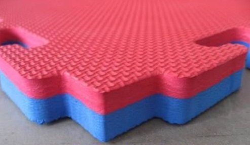 suelo tatami puzzle grosor 3 cm. plancha de 1 m x 1 m. borde liso (desmontable) (rojo/azul)