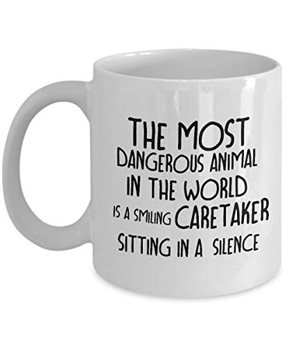 El animal más peligroso del mundo es un cuidador sonriente sentado en un silencio divertido para el cuidador tazas de café: para Navidad, jubilación, gracias, feliz regalo de vacaciones 11 oz
