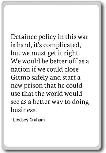 Imán para nevera con cita de Detainee Policy in this war is hard, It's co. Lindsey Graham, Blanco