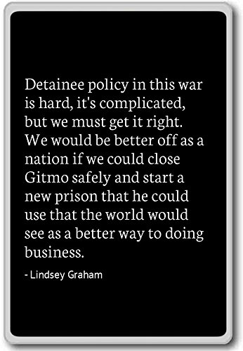 Imán para nevera con cita de Detainee Policy in this war is hard, It's co. Lindsey Graham, negro