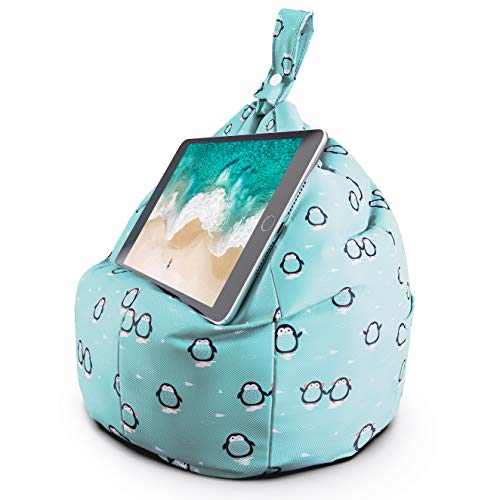 Soporte para Tableta y iPad Planet Buddies, Soporte Tableta, Ideal para iPad, Samsung, Huawei o Tableta de hasta 12.9 Pulgadas, Dos Bolsillos para Almacenamiento, diseño ergonómico - Pingüino Azul