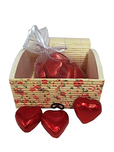 Baúl de madera y mimbre con bombones de chocolate con leche en forma de corazón en bolsa de organza para invitados (Pack 24 ud)