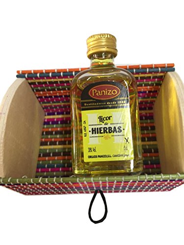 Baúl de mimbre y de colores con miniatura de licor de hierbas, marca Panizo, para eventos (Pack 24 ud)