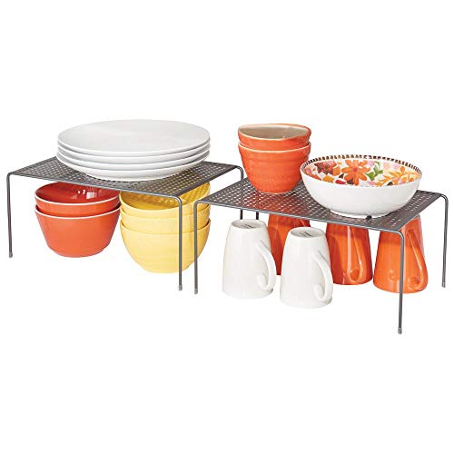 mDesign Juego de 2 estantes de cocina – Soportes para platos individuales de metal – Amplios organizadores de armarios para tazas, platos, alimentos, etc. – gris