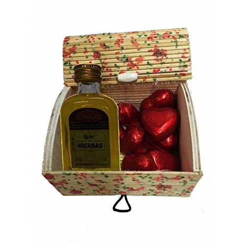 Recuerdo con licor de hierbas Panizo y bombones de chocolate en forma de corazón en baúl de flores de madera y mimbre (Pack 24 ud)