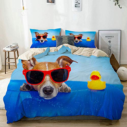 Funda nórdica beige, perro Jack Russell en un colchón en el agua del océano en la playa de verano con gafas de sol rojas, juego de cama de microfibra impresa de calidad de 3 piezas, diseño moderno