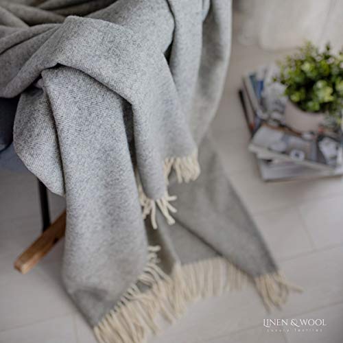 Linen & Cotton Clásica y Elegante Manta para Sofa de Lujo Stonewold - 100% Pura Lana Merino, Gris Claro (140 x 200 cm) Colcha de Cama Manta de Tiro Plaid Blanket Single Matrimonial de Lana Oveja Linen & Cotton Clásica y Elegante Manta para Sofa de Lujo Stonewold - 100% Pura Lana Merino, Gris Claro (140 x 200 cm) Colcha de Cama Manta de Tiro Plaid Blanket Single Matrimonial de Lana Oveja