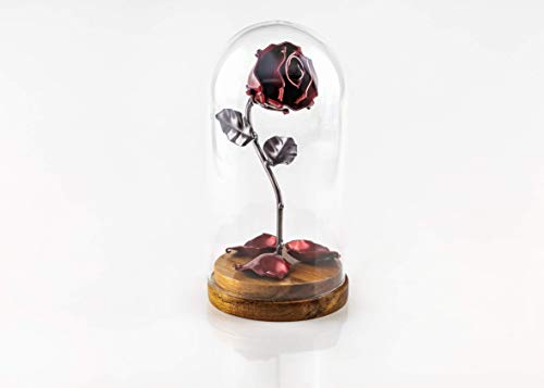 Rosa Eterna de Hierro Forjado La Bella y La Bestia con pétalos Rojos caídos y en cúpula de cristal sobre base de madera