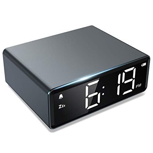 Noklead - Despertador digital con 4 niveles de brillo, reloj digital LED con alarma, Snooze 12/24h, adaptador dual y funciona con pilas, fácil de usar, pequeño reloj de metal para dormitorio, viaje