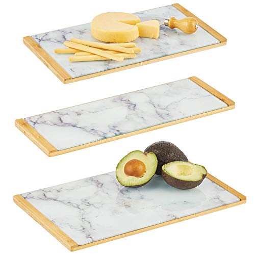 mDesign Juego de 3 bandejas Decorativas con diseño marmolado – Bandeja Rectangular para Cocina, baño y Oficina – Organizador de Cocina para Desayuno y Tapas en bambú y Cristal – Blanco, Gris y bambú