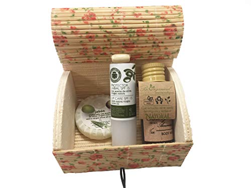 Cosmética Ecológica con bodymilk, pastilla de jabón y protector de labios en baúl de madera y flores (Pack 24 ud)