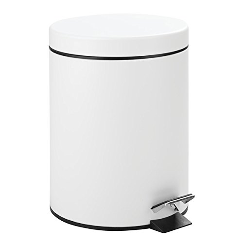 mDesign Cubo de basura con tapa y pedal – Moderna papelera de baño de metal resistente con recipiente interior extraíble – Capacidad: 5 litros – En color blanco, muy actual