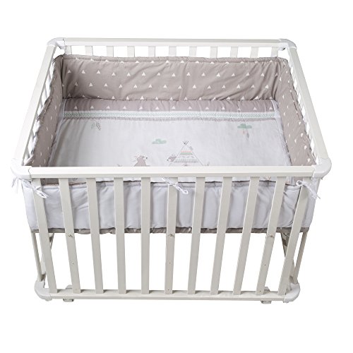 Parque de madera maciza lacada en blanco Roba, diseño"Indibear",parque infantil de 75x100 cm, segura superficie de juegos con suelo y protector lateral acolchado, ruedas incluidas. Parque de madera maciza lacada en blanco Roba, diseño"Indibear",parque infantil de 75x100 cm, segura superficie de juegos con suelo y protector lateral acolchado, ruedas incluidas.