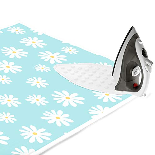 Encasa Homes Alfombrilla de Planchar (120 x 70 cm) con Acolchado de 3mm y Soporte de Plancha de Silicona para Planchar a Vapor sobre la Mesa o la Cama - Resistente al Calor, portátil - Daisy Blue Encasa Homes Alfombrilla de Planchar (120 x 70 cm) con Acolchado de 3mm y Soporte de Plancha de Silicona para Planchar a Vapor sobre la Mesa o la Cama - Resistente al Calor, portátil - Daisy Blue