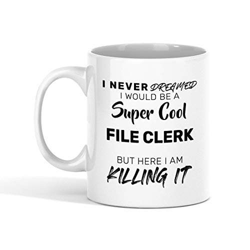 Taza de café con texto en inglés "I Never Dreamed I Would Be A Super Cool File Clerk But Here I Am Killing It", el mejor regalo para Coworker - Divertidos tazas de regalo de Friend