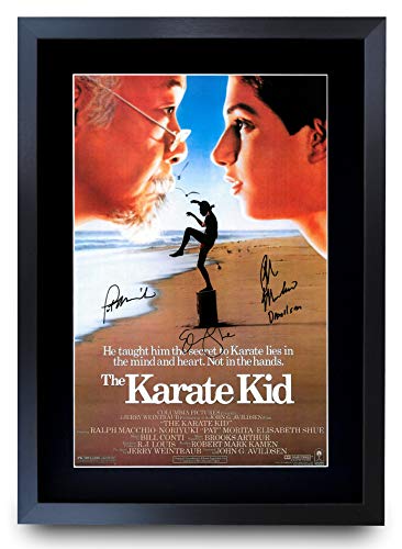 HWC Trading El A3 P Karate Kid Ralph Macchio Actor Pat Morita Regalos De Las Imágenes Impresas En Autógrafos Poster para La Película Recordaba De Fan - A3 Enmarcada