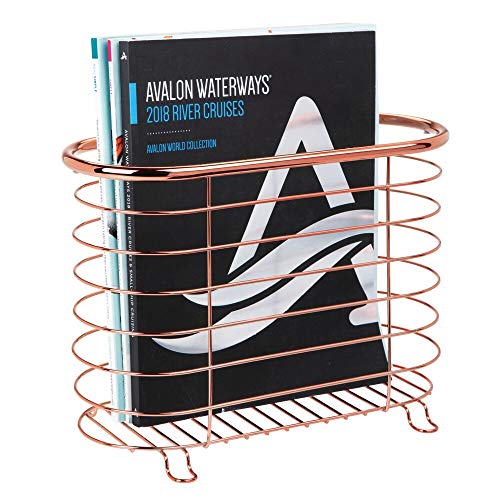 mDesign Revistero de metal – Práctico revistero de pie para revistas, libros y periódicos – Elegante cesta de metal para el baño – dorado rojizo