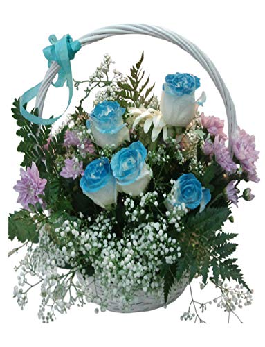 Rosas azules naturales a domicilio en cesta con gastos de envio y nota dedicatoria incluidos en el precio.
