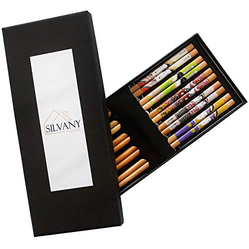 Silvany Home Set de 5 Juegos de Palillos - 5 Pares de Palillos de Bambú Natural Reutilizables en Estuche Original Hecho a Mano - Estilo Japonés Decorado Original Silvany Home Set de 5 Juegos de Palillos - 5 Pares de Palillos de Bambú Natural Reutilizables en Estuche Original Hecho a Mano - Estilo Japonés Decorado Original