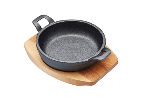 Artesa Plato/Cazuela de Hierro Fundido en Miniatura con Tabla de Madera, Apto para Horno y Placa de Inducción, 16.5 x 12.5 cm, Circular, Color Negro Artesa Plato/Cazuela de Hierro Fundido en Miniatura con Tabla de Madera, Apto para Horno y Placa de Inducción, 16.5 x 12.5 cm, Circular, Color Negro