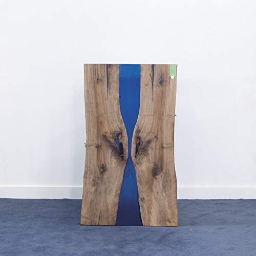 Mesa rectangular de centro de madera natural de pino y resina epoxy en color azul, patas metálicas.