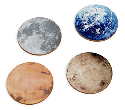 Designer Souvenirs | Set de 4 Posavasos Originales y Absorbentes para Bebidas | Amores Cósmicos con Diseño de Venus-Marte- Tierra y Luna | | Base de Corcho Natural y Madera | Colección Cosmic Lovers Designer Souvenirs | Set de 4 Posavasos Originales y Absorbentes para Bebidas | Amores Cósmicos con Diseño de Venus-Marte- Tierra y Luna | | Base de Corcho Natural y Madera | Colección Cosmic Lovers