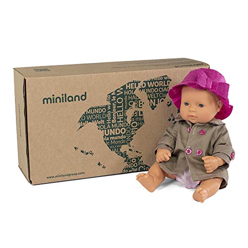 Miniland ropita y complementos Set de regalo: Muñeca bebé con rasgos europeos y conjunto de vestido y gabardina con gorrito. (31203) , color/modelo surtido